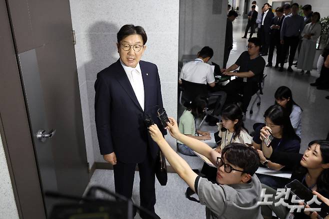 국민의힘 권성동 의원이 지난 18일 서울 여의도 국회 의원회관 자신의 의원실 앞에서 김건희 특검의 압수수색과 관련 입장을 밝히고 있다. 윤창원 기자