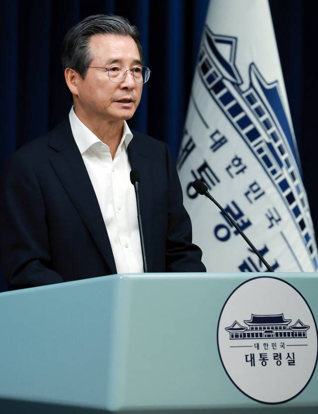 김용범 대통령실 정책실장이 31일 서울 용산 대통령실 청사에서 한미 관세 협상 타결과 관련해 브리핑을 하고 있다. 연합뉴스