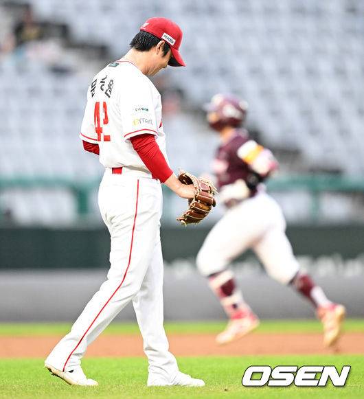 [OSEN=인천, 이대선 기자] 30일 오후 인천 SSG랜더스필드에서 2025 신한 SOL Bank KBO리그 SSG 랜더스와 키움 히어로즈의 경기가 열렸다.SSG는 문승원, 키움은 정현우를 선발 투수로 내세웠다.3회초 무사 1,2루에서 키움 임지열에게 좌중월 스리런 홈런을 허용한 SSG 문승원이 아쉬워하고 있다. 2025.07.30 /sunday@osen.co.kr