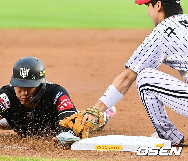 [OSEN=잠실, 박준형 기자] 30일 오후 서울 잠실구장에서 ‘2025 신한 SOL BANK KBO리그’ LG 트윈스와 KT 위즈의 경기가 진행됐다.이날 LG는 손주영(8승 6패)을 KT는 패트릭(0승 0패)을 선발투수로 내세웠다. 4회초 무사 2루 KT 오윤석의 내야땅볼때 2루 주자 황재균이 구본혁 3루수에게 태그아웃되고 있다.  2025.07.30  / soul1014@osen.co.kr