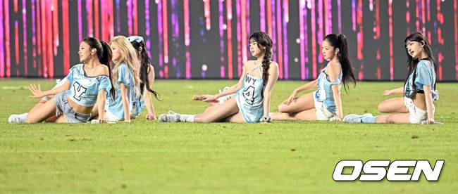 [OSEN=수원, 지형준 기자] 팀 K리그가 '프리미어리그 명문' 뉴캐슬 유나이티드를 꺾으며 한국 축구의 자존심을 보여줬다. 박승수(18)도 열흘 만에 돌아온 수원월드컵경기장에서 짧게나마 뉴캐슬 비공식 데뷔전을 소화했다.팀 K리그는 30일 오후 8시 수원월드컵경기장에서 열린&nbsp;'2025 쿠팡플레이 시리즈' 1경기에서 뉴캐슬 유나이티드를 상대로 1-0 승리를 거뒀다.&nbsp;이로써 필승을 다짐했던 팀 K리그는 뉴캐슬을 상대로 저력을 증명하며 바라던 바를 이뤘다. 반면 뉴캐슬은 친선경기이긴 하지만, 3연패에 빠지며 아쉬움을 남겼다.걸그룹 아이브가 하프타임 공연을 선보이고 있다. 2025.07.30 / jpnews@osen.co.kr