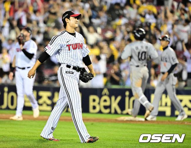 [OSEN=잠실, 지형준 기자] 프로야구 LG 트윈스가 29일 잠실구장에서 열린 2025 KBO리그 한화 이글스와 시즌 8차전 맞대결에서 3-1로 승리했다. 선발투수 손주영이 7이닝 5피안타 1볼넷 6탈삼진 1실점으로 호투하며 시즌 6승째를 기록했다. 신인 김영우가 1이닝 데뷔 첫 세이브를 기록했다. 경기를 마치고 LG 김영우가 승리를 기뻐하고 있다. 2025.05.29 /jpnews@osen.co.kr