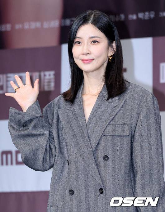 [OSEN=이대선 기자] 31일 서울 마포구 상암동 MBC 골든마우스홀에서 MBC 새 금토드라마 ‘메리 킬즈 피플’ 제작발표회가 열렸다.‘메리 킬즈 피플’은 치료 불가능한 환자들의 조력 사망을 돕는 의사와 이들을 추적하는 형사의 이야기를 다룬 서스펜스 드라마다.배우 이보영이 포토타임을 가지고 있다. 2025.07.31 /sunday@osen.co.kr