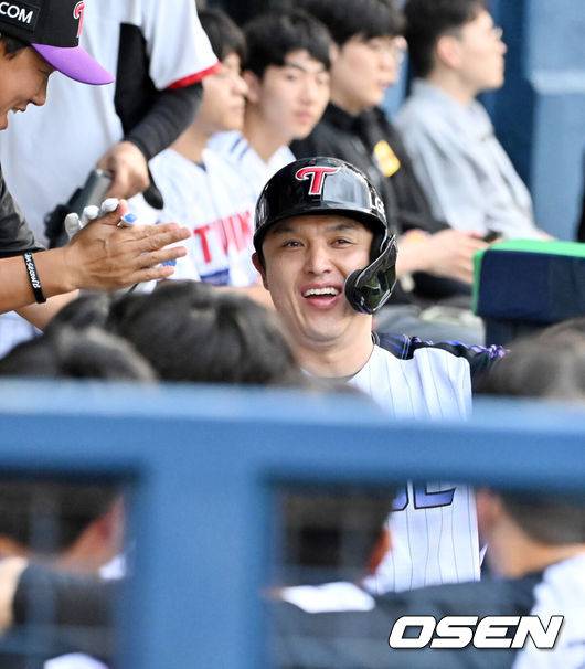 [OSEN=잠실, 민경훈 기자] 18일 오후 서울 잠실구장에서 ‘2025 신한 SOL BANK KBO리그’ LG 트윈스와 롯데 자이언츠의 경기가 열렸다.이날 경기에서 LG는 손주영을, 롯데는 감보아를 선발투수로 내세웠다.2회말 LG 선두타자로 나온 박동원이 좌월 동점 솔로 홈런을 때린 후 덕아웃에서 기뻐하고 있다. 2025.07.18 / rumi@osen.co.kr