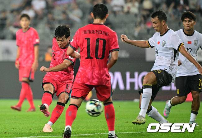 [OSEN=용인, 조은정 기자]7일 경기 용인시 용인 미르 스타디움에서 2025 동아시아 축구연맹(EAFF) E-1 챔피언십(동아시안컵) 대한민국 남자 축구 대표팀과 중국의 개막전이 열렸다.한국은 중국과 첫 경기를 시작으로 11일 홍콩, 15일 일본과 격돌한다. 경기는 모두 용인에서 치러지며 3경기 성적에 따라 그대로 최종 순위가 결정된다.전반 한국 김진규가 슛을 시도하고 있다. 2025.07.07 /cej@osen.co.kr