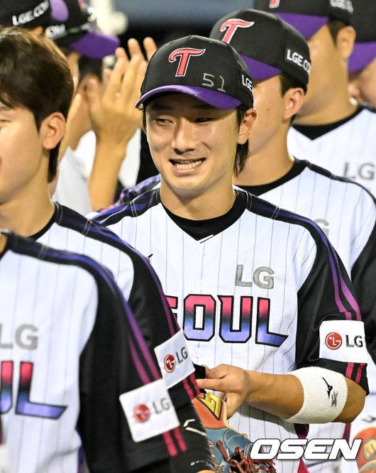 [OSEN=잠실, 민경훈 기자] 18일 오후 서울 잠실구장에서 ‘2025 신한 SOL BANK KBO리그’ LG 트윈스와 롯데 자이언츠의 경기가 열렸다.이 경기에서 LG는 롯데와 경기에서 2-1로 승리했다. 2위 LG는 3위 롯데와 간격을&nbsp;2경기 차이로 밀어냈다.&nbsp;LG 선발 손주영은 6이닝 7피안타 무사사구 3탈삼진 1실점으로 호투했다. 박동원이 동점 솔로 홈런, 이주헌이 역전 결승타를 터뜨렸다. 손주영에 이어 7회 이정용, 8회 김진성, 9회 유영찬이 1점 차 리드를 지켜냈다.&nbsp;경기를 마치고 LG 신민재가 코치진들과 하이파이브를 하고 있다. 2025.07.18 / rumi@osen.co.kr
