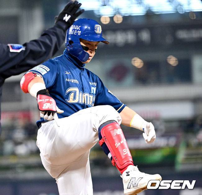 [OSEN=수원, 최규한 기자] 7일 경기도 수원 KT위즈파크에서 ‘2025 신한 SOL Bank KBO리그’ KT 위즈와 NC 다이노스의 경기가 열린다.홈팀 KT는 소형준, 방문팀 NC는 목지훈을 선발로 내세운다.7회초 무사 1루 상황 NC 손아섭이 달아나는 1타점 우중간 3루타를 날리고 3루에 안착해 기뻐하고 있다. 2025.05.07 / dreamer@osen.co.kr