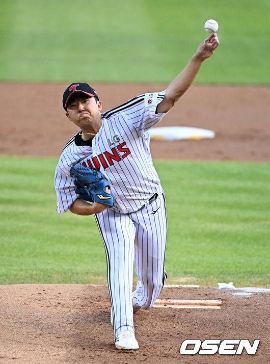 [OSEN=잠실, 지형준 기자] 31일 오후 서울 잠실구장에서 ‘2025 신한 SOL Bank KBO리그’ LG 트윈스와 KT 위즈의 경기가 열렸다.LG는 송승기, KT는 헤이수스가 선발로 나섰다.1회 LG 송승기가 역투하고 있다. 2025.07.31 / jpnews@osen.co.kr