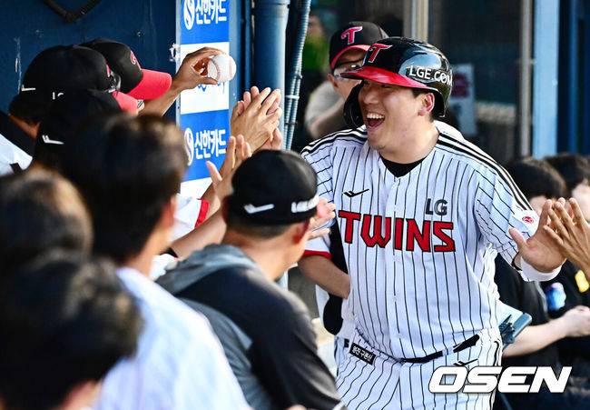 [OSEN=잠실, 지형준 기자] 31일 오후 서울 잠실구장에서 ‘2025 신한 SOL Bank KBO리그’ LG 트윈스와 KT 위즈의 경기가 열렸다.LG는 송승기, KT는 헤이수스가 선발로 나섰다.3회말 1사 2루에서 LG 김현수가 문보경의 1타점 우전 적시타에 홈을 밟고 개인통산 1500타점 기념구를 염경엽 감독에게 전달받고 있다. 2025.07.31 / jpnews@osen.co.kr