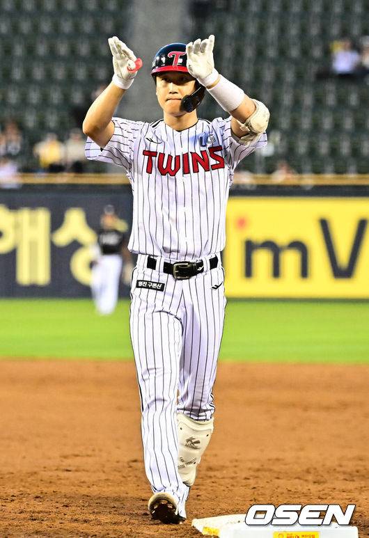 [OSEN=잠실, 지형준 기자] 31일 오후 서울 잠실구장에서 ‘2025 신한 SOL Bank KBO리그’ LG 트윈스와 KT 위즈의 경기가 열렸다.LG는 송승기, KT는 헤이수스가 선발로 나섰다.3회말 1사 만루에서 LG 구본혁이 1타점 적시타를 날리며 기뻐하고 있다. 2025.07.31 / jpnews@osen.co.kr