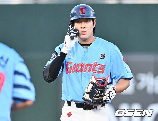 [OSEN=부산, 이석우 기자] 31일 부산 사직야구장에서 2025 신한 SOL 뱅크 KBO 리그 롯데 자이언츠와 NC 다이노스의 경기가 열렸다. 홈팀 롯데는 데이비슨이, 방문팀 NC는 김녹원이 선발 출전했다.롯데 자이언츠 나승엽이 2회말 1사 1,2루 좌익수 오른쪽 2타점 2루타를 치고 더그아웃을 바라보고 있다. 2025.07.31 / foto0307@osen.co.kr