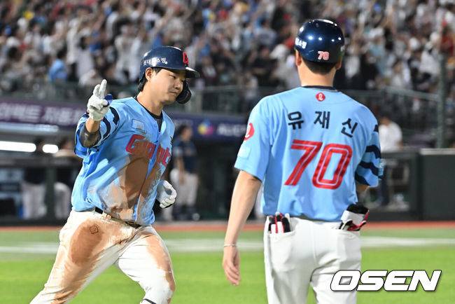 [OSEN=부산, 이석우 기자] 31일 부산 사직야구장에서 2025 신한 SOL 뱅크 KBO 리그 롯데 자이언츠와 NC 다이노스의 경기가 열렸다. 홈팀 롯데는 데이비슨이, 방문팀 NC는 김녹원이 선발 출전했다.롯데 자이언츠 손호영이 3회말 2사 만루 좌월 만루 홈런을 치고 세리머니를 하고 있다. 2025.07.31 / foto0307@osen.co.kr