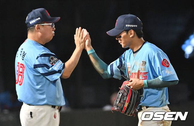 [OSEN=부산, 이석우 기자] 31일 부산 사직야구장에서 2025 신한 SOL 뱅크 KBO 리그 롯데 자이언츠와 NC 다이노스의 경기가 열렸다. 홈팀 롯데는 데이비슨이, 방문팀 NC는 김녹원이 선발 출전했다.롯데 자이언츠 김태형 감독이 NC 다이노스에 11-5로 승리한 후 장두성과 기쁨을 나누고 있다. 2025.07.31 / foto0307@osen.co.kr