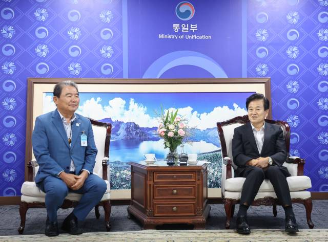 ▲ 정동영 통일부 장관이 31일 정부서울청사에서 열린 개성공단기업협회 회장단과의 면담에서 발언하고 있다. 왼쪽은 조경주 개성공단기업협회장. ⓒ연합뉴스