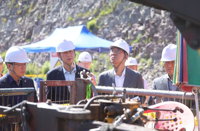 ▲31일 오전 더불어민주당 산업재해예방 태스크포스(TF)와 안호영 국회 환경노동위원장이 최근 노동자 사망사고가 발생한 포스코이앤씨의 경남 함양울산고속도로 의령나들목 공사 현장을 둘러보고 있다. ⓒ연합뉴스