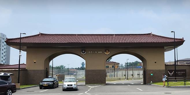 경기도 평택에 있는 오산 공군기지 정문 모습. 한·미 두 나라 공군이 함께&nbsp;사용하는 기지다. SNS 캡처