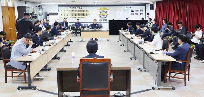전현희 위원장을 비롯한 여당 '3대특검(내란·김건희·순직해병) 종합대응 특별위원회가 31일 윤석열 전 대통령이 수감된 경기 의왕시 서울구치소에서 김현우 소장과 면답하고 있다. 국회사진기자단