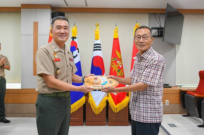 31일 해병대 교육훈련단에서 열린 해병 1319기 수료식에 내빈으로 참석한 병115기 유영유(오른쪽) 옹이 부대로부터 감사패를 수여받고 있다.&nbsp;
