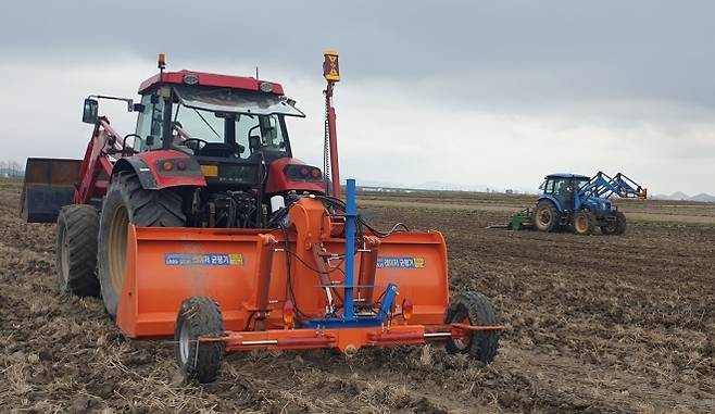 지난 4월 벼재배 신농법의 필수 요소인 논 균평작업을 레이저 균평기를 이용해 시범을 보이고 있다. 지금강이엔지 제공