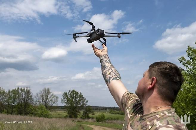 우크라이나군의 한 드론 조종사가 FPV 드론을 띄우고 있다. 우크라이나군 제115독립기계화여단 페이스북