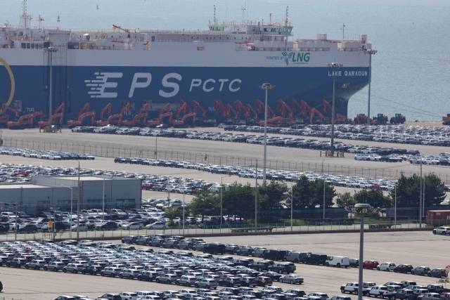 24일 경기도 평택항 부근에 수출용 차들이 세워져 있다. 미국이 일본산 자동차 관세를 27.5%에서 15%로 낮추기로 합의하면서 업계에서도 향후 협상 결과에 대한 기대가 고개를 들고 있다. 연합뉴스