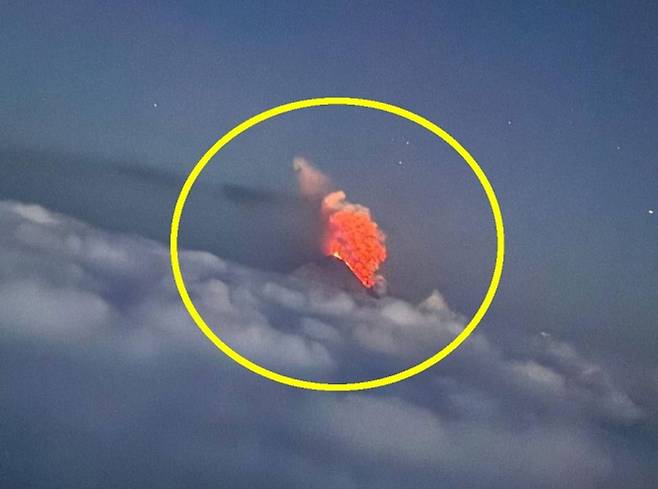 붉은 용암과 화염이 솟구치는 클류쳅스카야 소프카 화산의 분화 장면. 러시아 캄차카반도에서 8.8 강진이 발생한 지 수 시간 만에 폭발적 분화가 시작됐다. 텔레그램