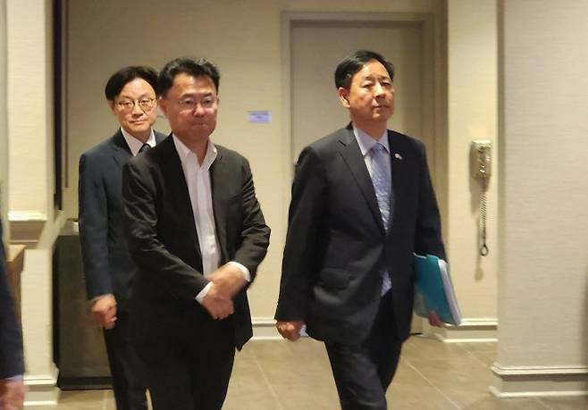 결연 - 30일(현지시간) 미국 워싱턴DC에서 구윤철 부총리 겸 기획재정부 장관이 통상 협의를 위해 숙소를 나서 하워드 러트닉 미국 상무장관과의 회담 장소로 향하고 있다. 왼쪽부터 김정관 산업통상자원부 장관, 강영규 기재부 대변인, 구 부총리. 워싱턴DC 연합뉴스