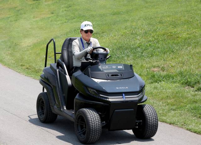 권청원 KPGA 경기위원장이 버기를 타고 이동하고 있다. 사진 제공=KPGA