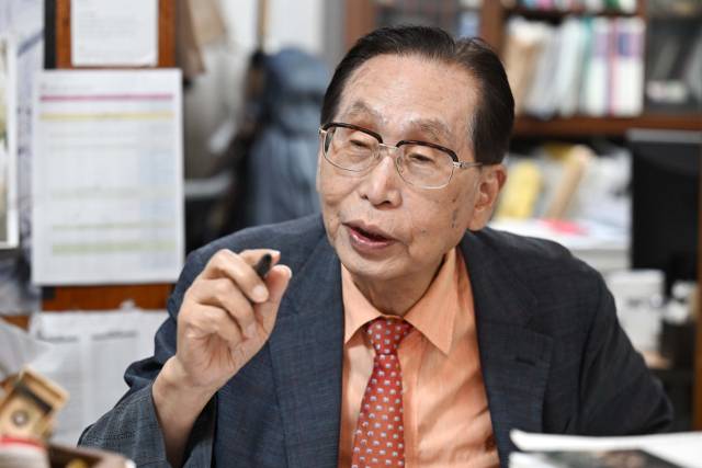 문명대 동국대 명예교수가 서울경제신문과의 인터뷰에서 울산 반구천 암각화의 보존을 강조하고 있다. 조태형 기자