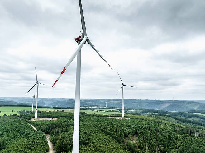 하겐호엔림부르크 지역에 위치한 풍력발전기의 모습. 독일의 재생에너지 비중은 54%에 달한다. ⓒdpa