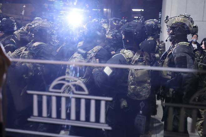 윤석열 전 대통령이 비상계엄을 선포한 직후인 2024년 12월4일 자정쯤 서울 영등포구 여의도 국회 본관으로 계엄군이 진입 준비를 하고 있다. ⓒ연합뉴스