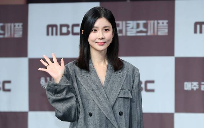 [서울=뉴시스] 김혜진 기자 = 배우 이보영이 31일 오전 서울 마포구 MBC에서 열린 새 금토드라마 ‘메리 킬즈 피플’ 제작발표회에서 포즈를 취하고 있다. 2025.07.31. jini@newsis.com