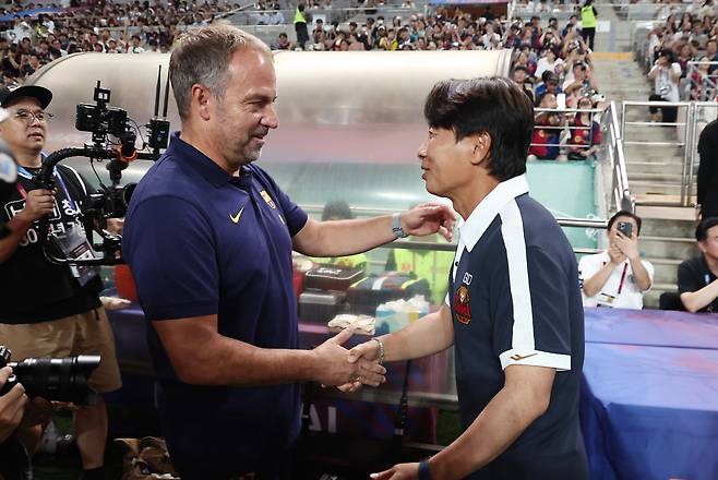 31일 서울월드컵경기장에서 FC바르셀로나 2025 아시아투어 에디션 FC서울과 FC바르셀로나의 경기에 앞서 김기동 감독과 플리크 감독이 인사 하고 있다. 연합뉴스