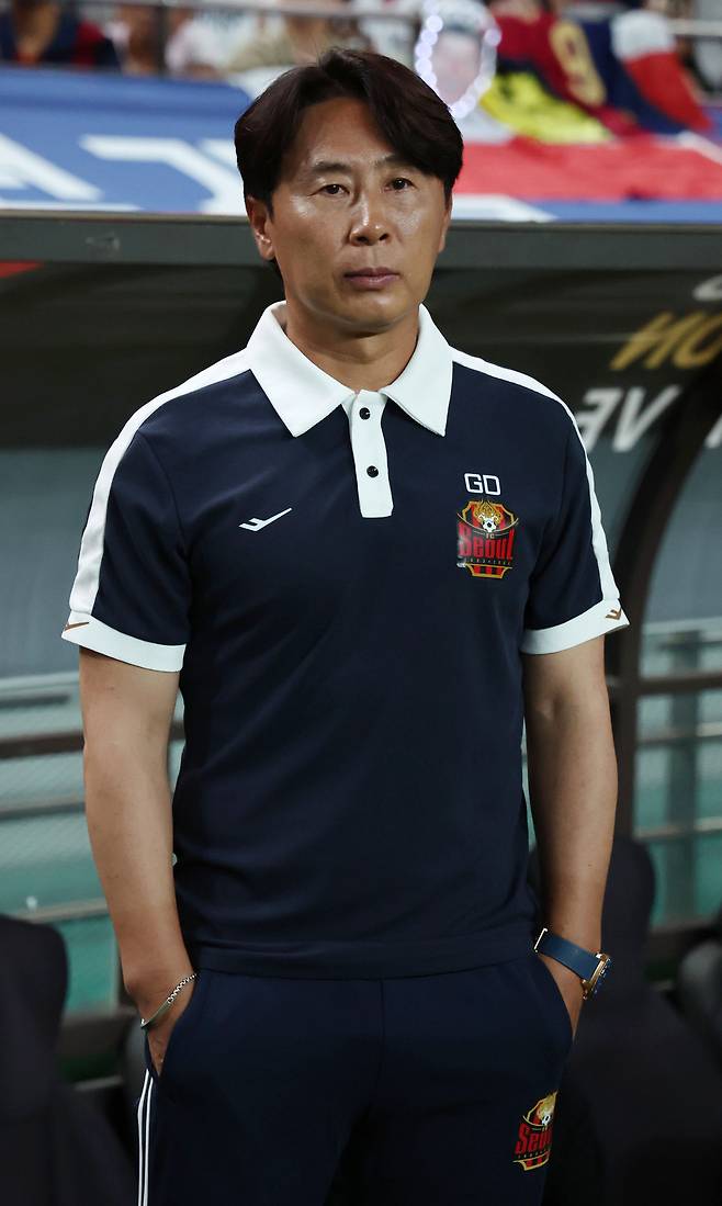 바르셀로나전 시작을 기다리는 김기동 FC서울 감독. 연합뉴스