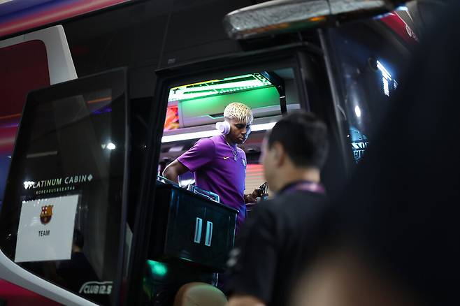 ▲ '코리안 메시' 이승우는 유소년 시절 스페인의 명문 FC바르셀로나에서 활약했다. 당시 동료로 생활했던 다니 올모가 2025 바르셀로나 아시아 투어 에디션 일환으로 한국을 찾아 FC서울과 친선전을 펼쳤다. ⓒ 올리브 크리에이티브