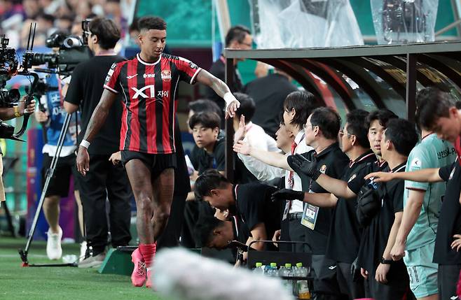 ▲ 31일 서울월드컵경기장에서 열린 FC바르셀로나 2025 아시아투어 에디션 FC서울과 FC바르셀로나의 경기. 후반전 FC서울&nbsp;린가드가 교체되며 김기동 감독과 하이파이브를 하고 있다. ⓒ&nbsp;연합뉴스