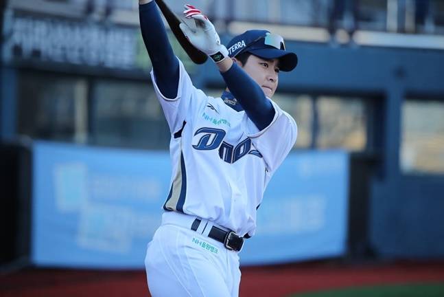 NC 홍종표가 29일 마산야구장에서 열린 롯데 자이언츠와 퓨처스리그 경기를 준비하고 있다. /사진=NC 다이노스 퓨처스팀 인스타그램 갈무리