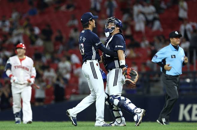 두산 베어스 투수 박신지(왼쪽)가 30일 광주 KIA전에서 연장 11회말 무승부로 끝나자 포수 김기연과 포옹을 나누고 있다. /사진=두산 베어스 제공
