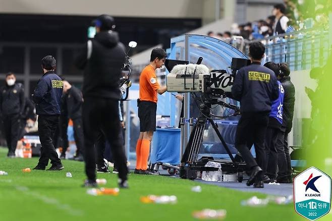 온 필드 리뷰를 통해 장면을 확인하고 있는 K리그 심판의 모습. /사진=한국프로축구연맹 제공