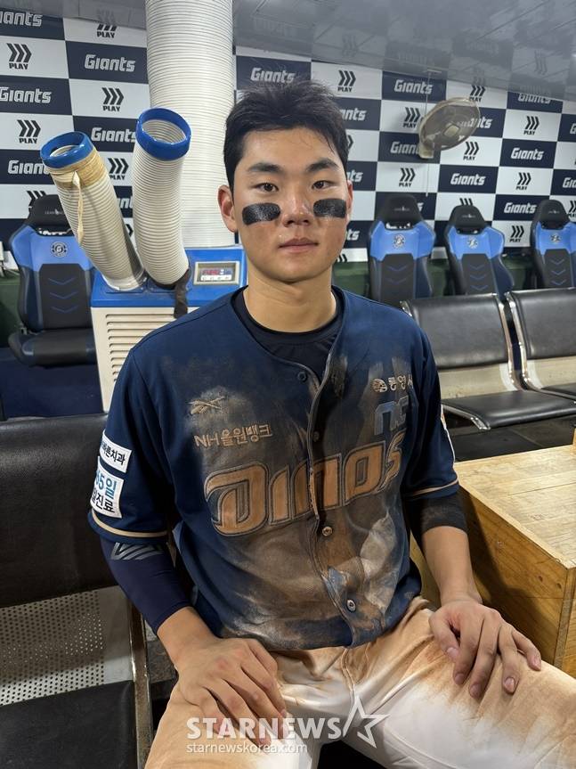 NC 김주원이 30일 사직 롯데전 승리 후 취재진과 인터뷰를 하고 있다. /사진=양정웅 기자