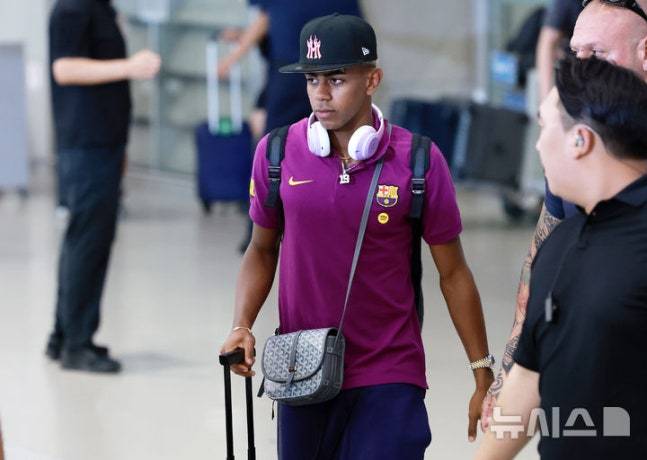 FC 바르셀로나 라민 야말이 29일 오후 인천국제공항 제2여객터미널을 통해 입국하고 있다. FC 바르셀로나는 31일 FC 서울, 다음달 4일 대구FC와 경기를 치른다. /사진=뉴시스