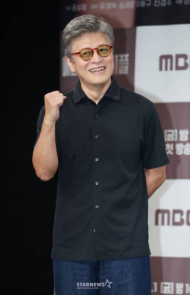 배우 권해효가 31일 오전 서울 마포구 상암동 MBC에서 진행된 금토드라마 '메리 킬즈 피플' 제작발표회에 참석해 포즈를 취하고 있다.  치료 불가능한 환자들의 조력 사망을 돕는 의사와 이들을 추적하는 형사의 이야기를 다룬 서스펜스 드라마 '메리 킬즈 피플'는 오는 1일 첫 방송된다. /2025.07.31 /사진=이동훈 photoguy@