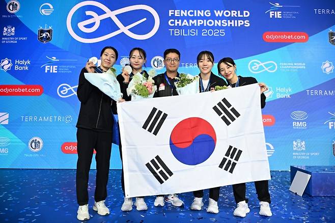 2025 세계펜싱선수권대회 여자 펜싱 사브르 단체전 은메달을 차지한 대표팀. 왼쪽부터 서지연, 최세빈, 이국현 코치, 전하영, 김정미. /사진=대한펜싱협회