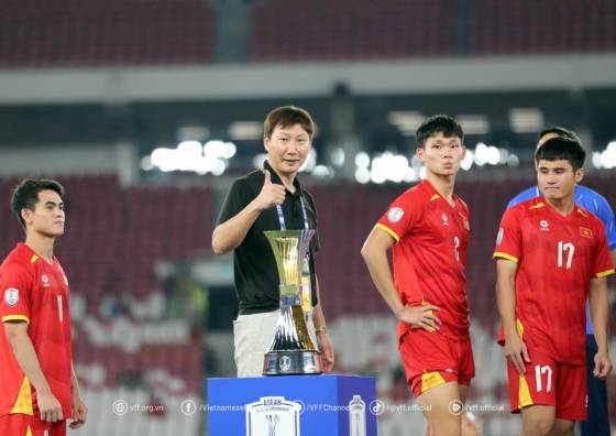 김상식(가운데) 베트남 축구대표팀 감독이 엄지를 치켜세우고 있다. /사진=베트남축구연맹(VFF) 공식 홈페이지 갈무리