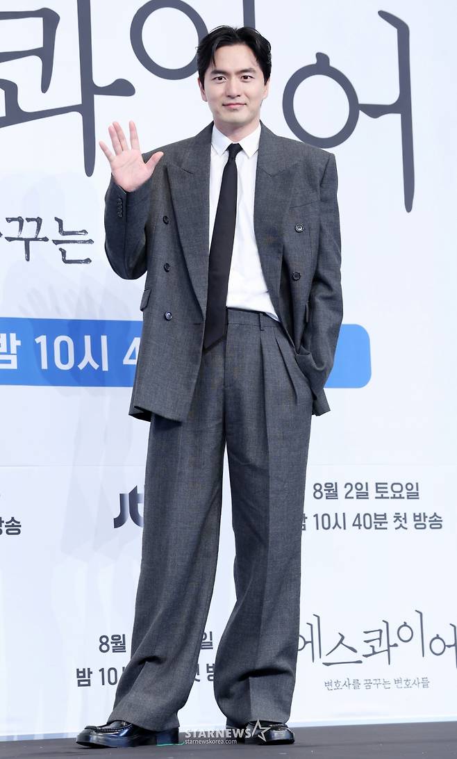 배우 이진욱이 31일 서울 구로구 더 링크호텔에서 진행된 JTBC 토일드라마 '에스콰이어' 제작발표회에 참석해 포즈를 취하고 있다. /2025.07.31 /사진=김휘선 hwijpg@