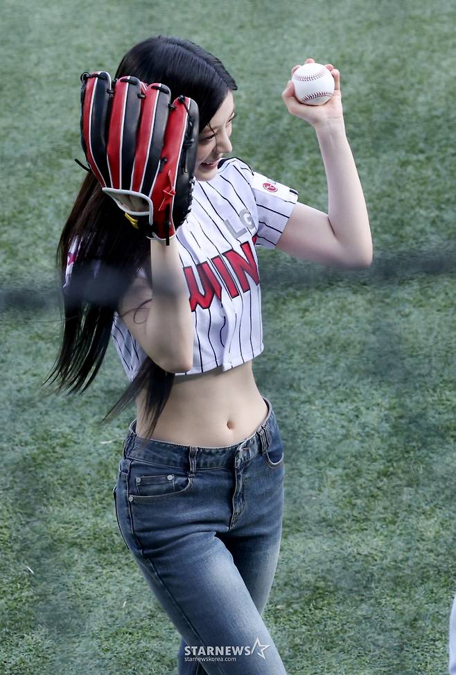 [포토] 민주 '한 줌 개미허리란 이런 것'