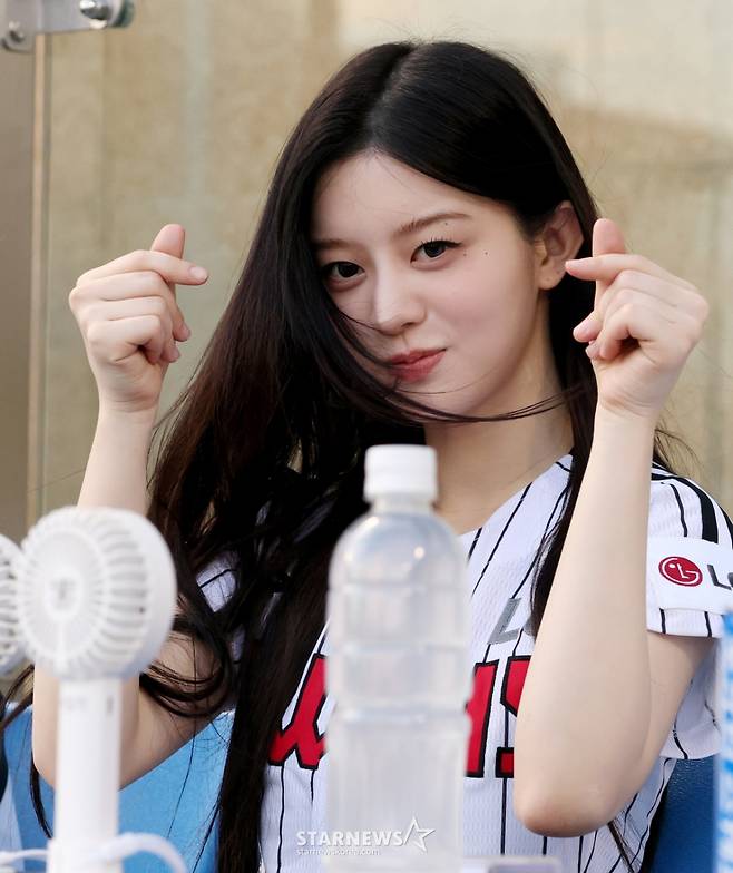 [포토] 아일릿 민주, 하트 하나에 홈런 한 방