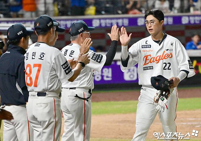 한화 이글스 김경문 감독이 30일 대전 삼성 라이온즈전에서 승리하며 한화 부임 후 100승을 달성했다. 대전, 김한준 기자