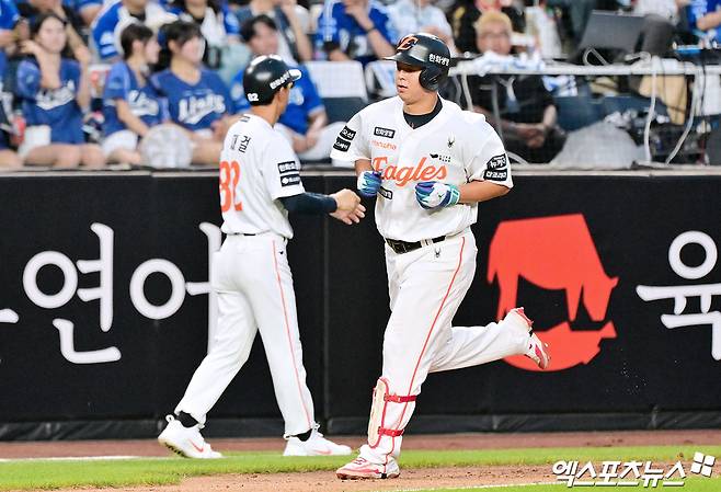한화 이글스 노시환이 30일 대전 삼성 라이온즈전에서 홈런을 친 뒤 베이스를 돌고 있다. 대전, 김한준 기자