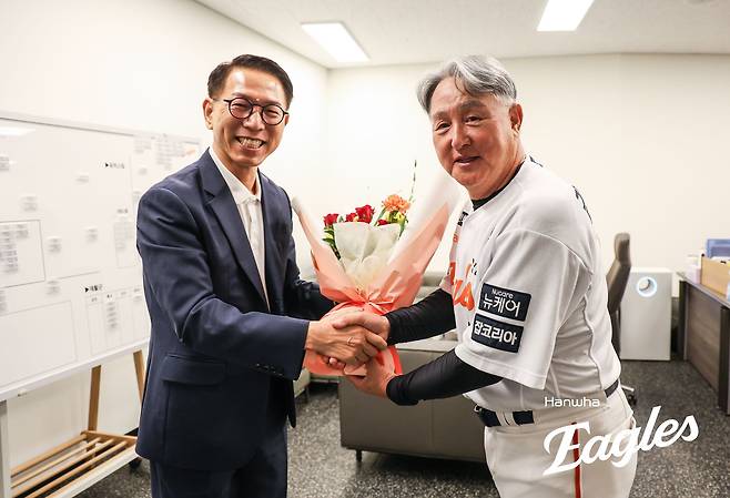 한화 이글스 김경문 감독이 지난 30일 대전 삼성 라이온즈전에서 승리하며 한화 부임 후 100승을 달성했다. 한화 이글스